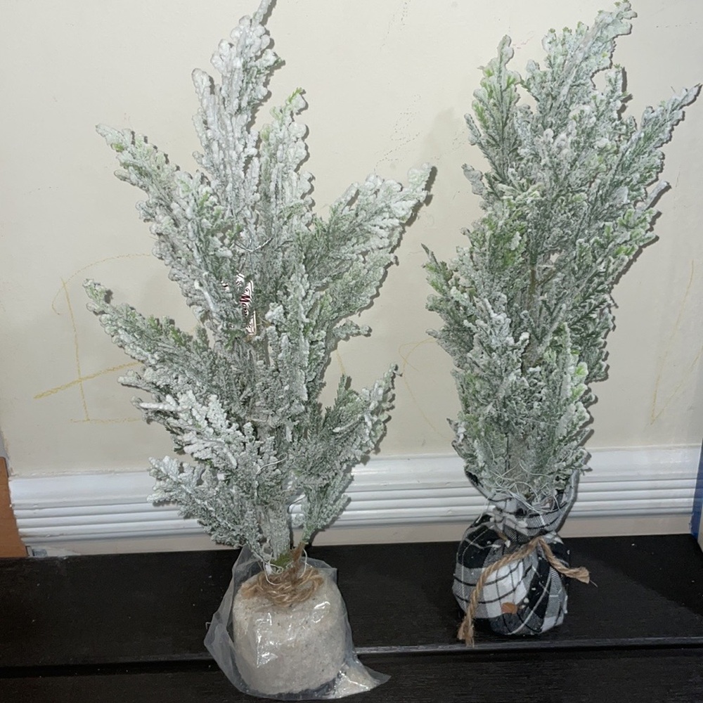 NEW 2 pcs  Holiday Christmas Mini Potted Flocked  Tree Black/WhitePlaid  16 Inch